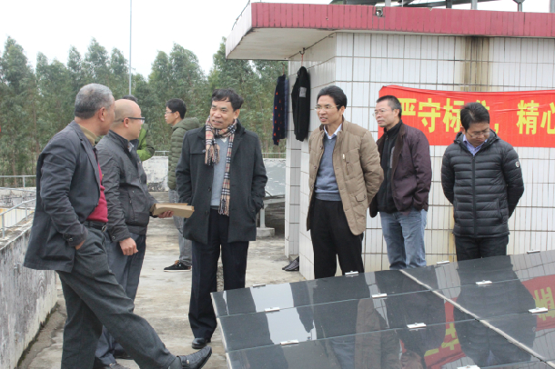 2-葉春海一行實(shí)地參觀村委會(huì)光伏發(fā)電項(xiàng)目.JPG