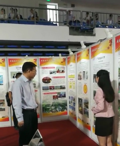 省委宣傳部長在展位.jpg