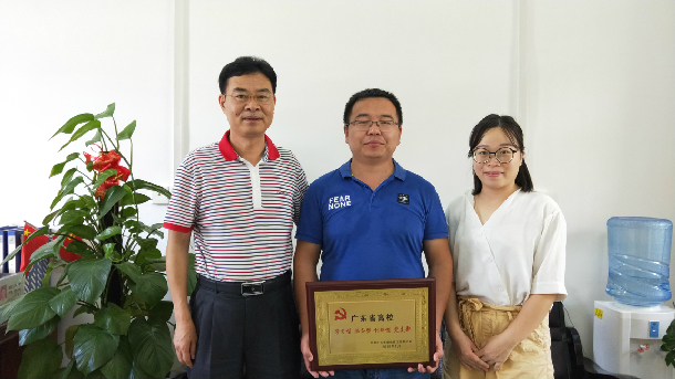 林宇為文學與新聞傳播學院學生第二黨支部授牌.JPG