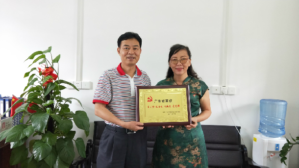 林宇為法政學院法學系教工黨支部授牌.JPG
